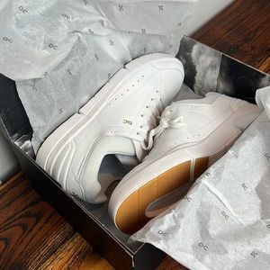 Brand new Roger Federer On Cloud sneakers